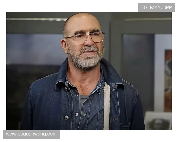 曼联女球迷穿复古坎通纳球衣引发热议成为焦点人物